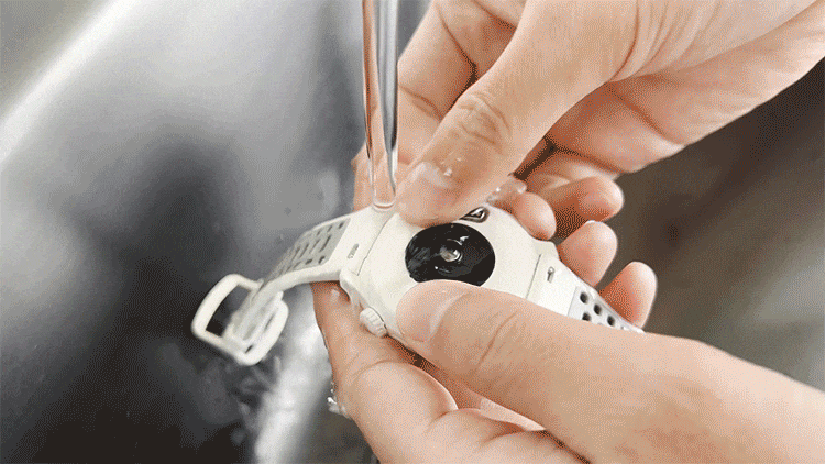 czyszczenie zegarka sportowego pod wodą