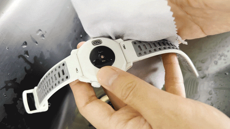 suszenie materiałem zegarka sportowego po umyciu